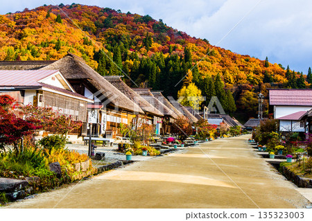 【福島縣南會津】深秋時節,驛站小鎮大內宿仍保留著茅草屋頂。十一月 【福島縣南會津】深秋時節,驛站小鎮大內宿仍保留著茅草屋頂。十一月 135323003