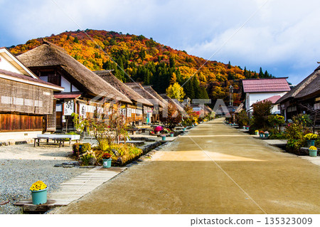 [Fukushima Prefecture, Minamiaizu] Late autumn in the post town of Ouchi-juku, where thatched roofs remain. November 135323009