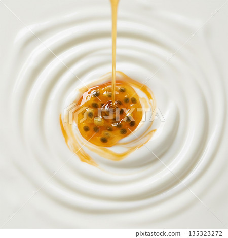 美味透明的數百種香料和水果醬，乳白色的液體流入體內。 135323272