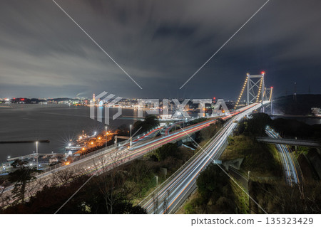 關門大橋,連接本州和九州的橋樑,夜景 關門大橋,連接本州和九州的橋樑,夜景 135323429