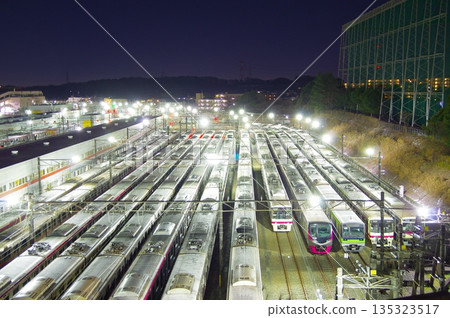 在Wakabadai公園的京王線 135323517