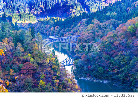 [Oku-Aizu, Fukushima Prefecture] Autumn deepens at the First Tadami Bridge dyeing October November 135323552
