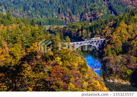 [Oku-Aizu, Fukushima Prefecture] Autumn deepens at the First Tadami Bridge dyeing October November 135323557