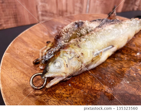 鹽烤香魚:夏季美味,炭烤河魚,香氣撲鼻。 鹽烤香魚:夏季美味,炭烤河魚,香氣撲鼻。 135323560