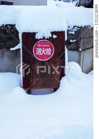 被雪覆蓋的舊消防栓 被雪覆蓋的舊消防栓 135323699