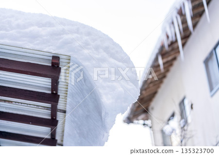 即將從陽台頂上掉下來的雪 135323700