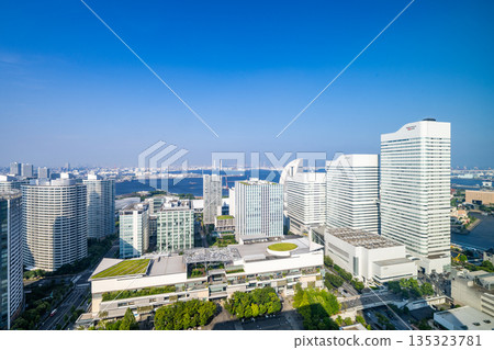 橫濱港未來21區的城市景觀與藍天 橫濱港未來21區的城市景觀與藍天 135323781