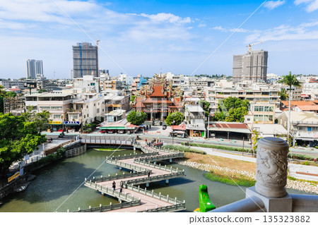 荷花池：從龍虎塔眺望左營鄉慈濟寺和高雄市區 135323882