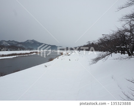 冬日的檜木內河岸公園:積雪覆蓋的靜謐河床,視野開闊,盡收眼底。 冬日的檜木內河岸公園:積雪覆蓋的靜謐河床,視野開闊,盡收眼底。 135323888