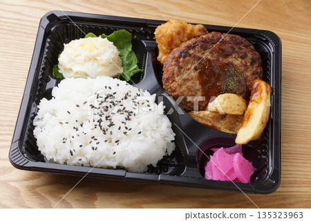 Demi hamburger lunch 135323963