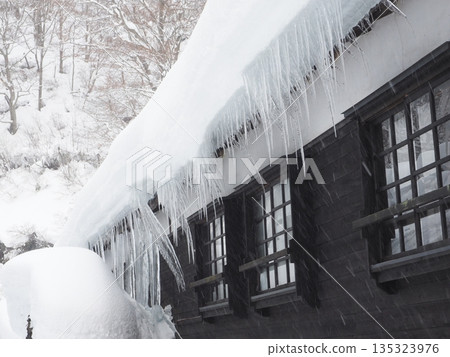 白雪皚皚的國度,屋簷下懸掛著冰柱-冬日冰景 白雪皚皚的國度,屋簷下懸掛著冰柱-冬日冰景 135323976