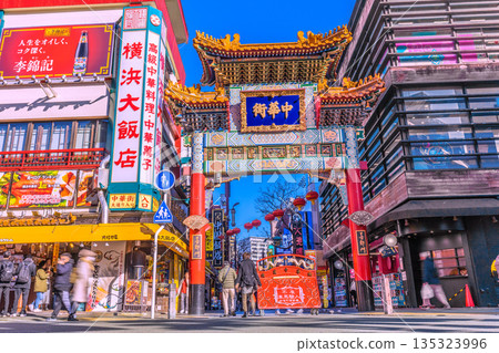 日本橫濱城市景觀，1月13日。橫濱中華街和禪林門景色。 135323996