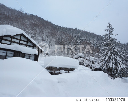 日本冬季的影像素材:傳統的日本村莊與皚皚白雪 日本冬季的影像素材:傳統的日本村莊與皚皚白雪 135324076