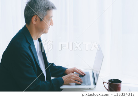 一個人在窗邊用電腦工作 一個人在窗邊用電腦工作 135324312