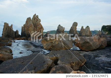 透過橋桂岩縫隙看到的大海 透過橋桂岩縫隙看到的大海 135324471