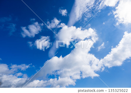 Clouds floating in the blue sky 135325022