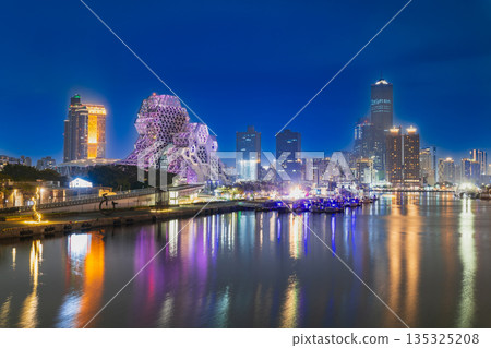 台灣高雄灣夜景 台灣高雄灣夜景 135325208