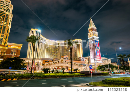 澳門夜景:威尼斯人飯店和燈光璀璨的鐘樓 澳門夜景:威尼斯人飯店和燈光璀璨的鐘樓 135325238