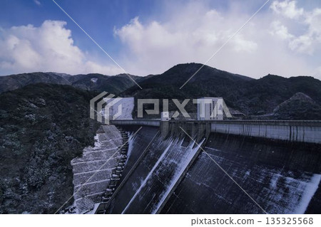 Winter dam 135325568