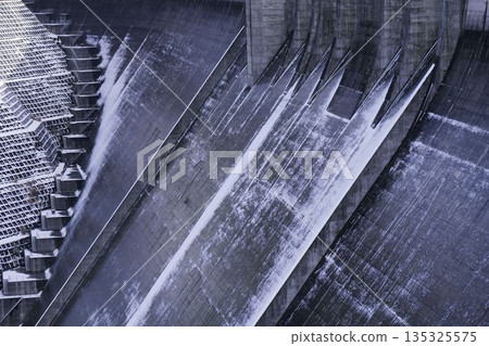 Winter dam 135325575