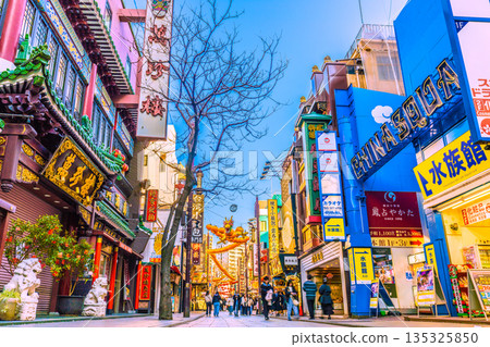 日本橫濱城市景觀，2026年1月13日。中國新年燈籠。唐人街大道和龍形燈籠的景色…邁向新時代。 135325850