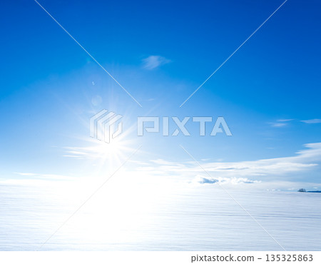 冬日暖陽,碧空如洗,夕陽西下,映照著北海道美瑛白雪皚皚的田野。 冬日暖陽,碧空如洗,夕陽西下,映照著北海道美瑛白雪皚皚的田野。 135325863