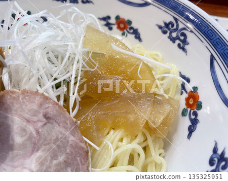 Chilled soba noodles 135325951