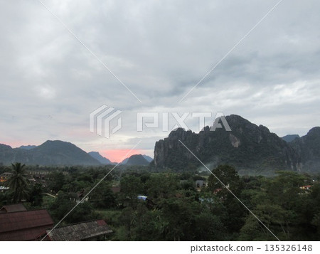 萬榮的景色，夕陽西下，山脈環繞。 135326148