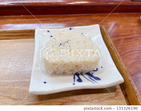 炒飯飯糰：一種街頭小吃，將炒飯捏成球狀。 135326190