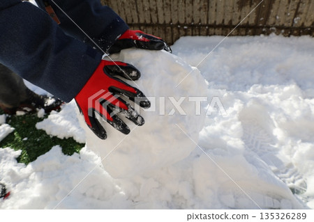 冬季手作：堆雪球，雪地玩特寫 135326289