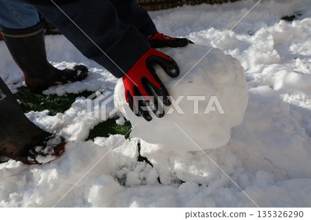 冬季手作：堆雪球，雪地玩特寫 135326290