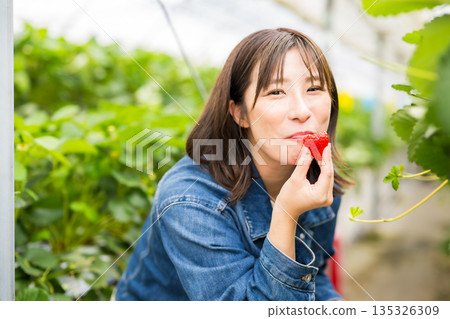 拿著草莓微笑的女人 拿著草莓微笑的女人 135326309