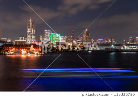 從大棧橋碼頭眺望港未來觀光船。 135326780