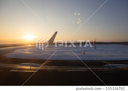 從飛機內看到的釧路機場的冬季景色 135326781