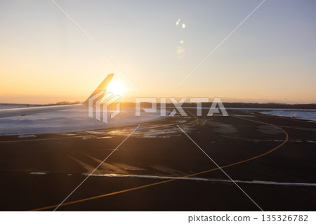 從飛機內看到的釧路機場的冬季景色 135326782