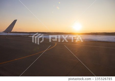 從飛機內看到的釧路機場的冬季景色 135326785