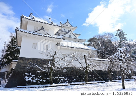 Snowy scenery and tower on a clear day (Ogaki Castle) 135326985