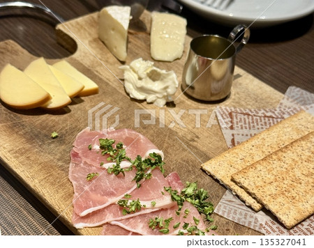 生火腿和奶酪拼盤 135327041