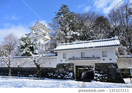 Snowy scenery on a clear day and Ogaki Castle 135327211