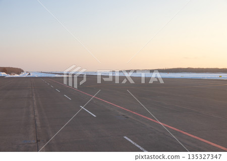 從飛機上看到的釧路機場景色 從飛機上看到的釧路機場景色 135327347