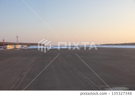 從飛機上看到的釧路機場景色 135327348