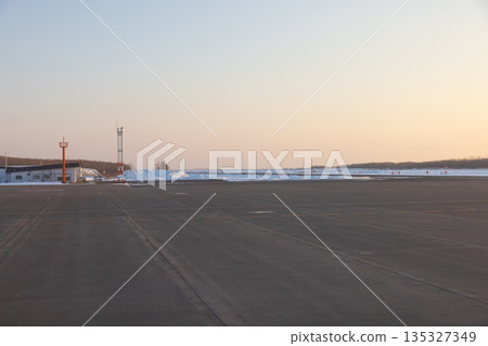 從飛機上看到的釧路機場景色 135327349