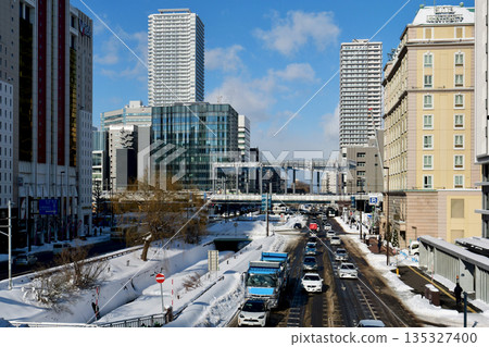 2026年1月,從北4條宗生川通望去,札幌市中央區「新幹線車站施工現場」被白雪覆蓋。 2026年1月,從北4條宗生川通望去,札幌市中央區「新幹線車站施工現場」被白雪覆蓋。 135327400