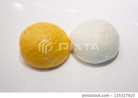 There are two flavors of steamed buns. 135327920