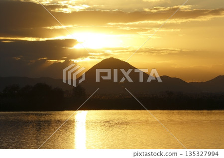 從紀濱內湖眺望日出時的三上山 從紀濱內湖眺望日出時的三上山 135327994