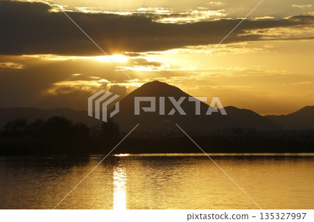 從紀濱內湖眺望日出時的三上山 135327997