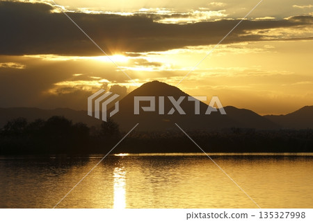 從紀濱內湖眺望日出時的三上山 135327998