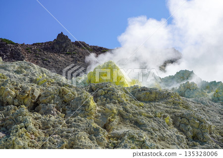 從富士山噴出的硫磺 135328006