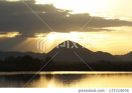 從紀濱內湖眺望日出時的三上山 135328036