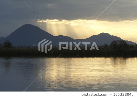 從紀濱內湖眺望日出時的三上山 從紀濱內湖眺望日出時的三上山 135328043